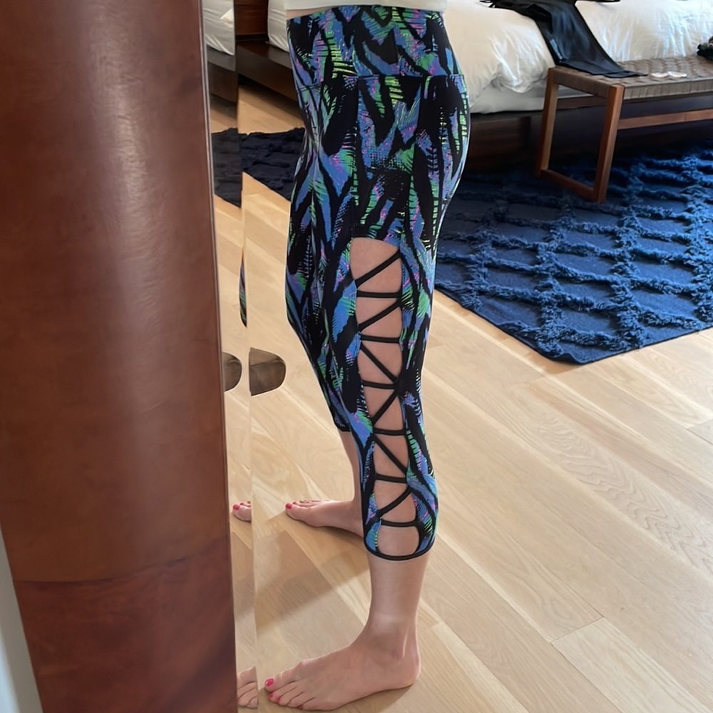 Brazil Wear Workout Capri Leggings with open side detail, Size Small